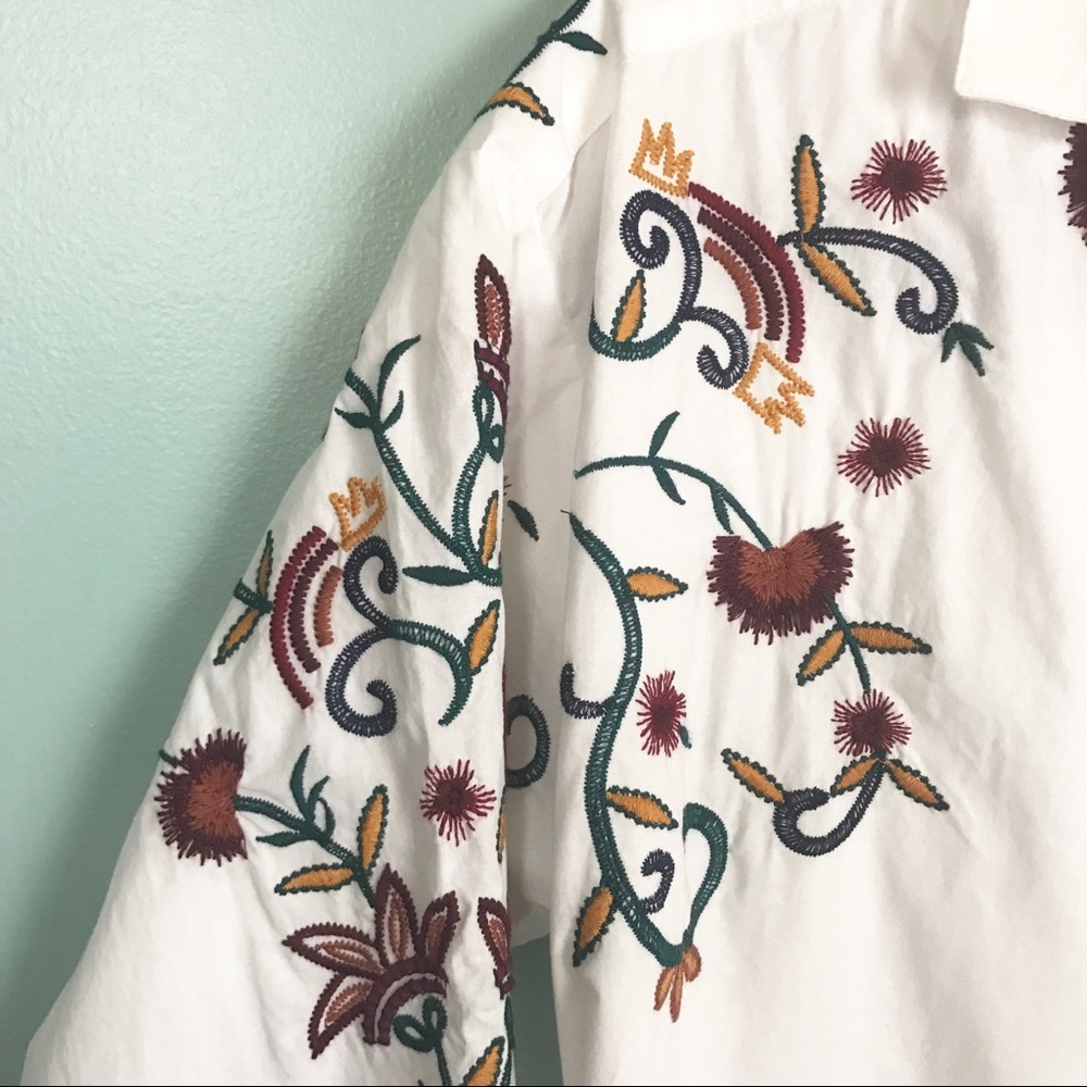 SOLD ✨ Embroidered Button Up Top White - Picture 5 of 5